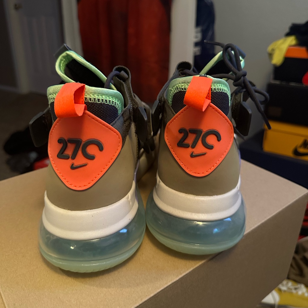 Nike 270